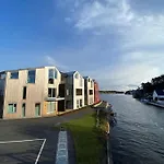 Lekker For 8 Pa Holmen-kilsund Sjofront *