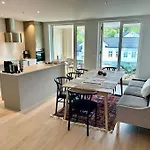 Lekker For 8 Pa Holmen-kilsund Sjofront *