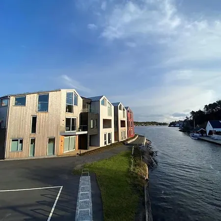 Lekker For 8 Pa Holmen-kilsund Sjofront *