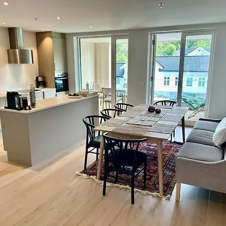 Lekker For 8 Pa Holmen-kilsund Sjofront *