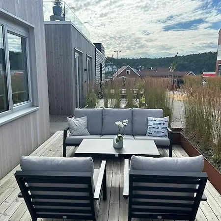 Lekker For 8 Pa Holmen-kilsund Sjofront *