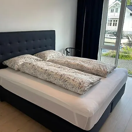 Lekker For 8 Pa Holmen-kilsund Sjofront *