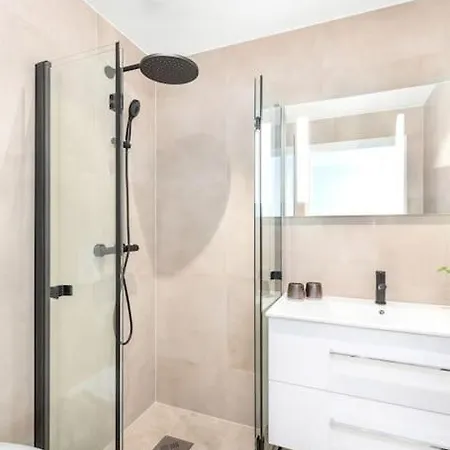 Lekker For 8 Pa Holmen-kilsund Sjofront